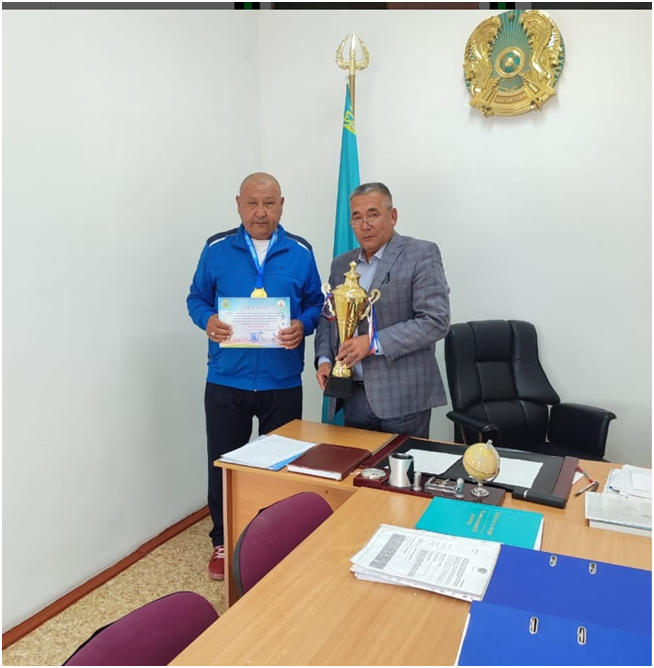 📌Жамбыл облысының 85 жылдығына орай Жамбыл ауданы Еңбек ауылындағы Дене шынықтыру спорт кешенінің ашылу салтанатына арналған волейболдан Жамбыл облысының ардагерлер арасындағы аудандық ашық біріншілікте І орын иеленген Ахилбаев Ерсаин марапатталады