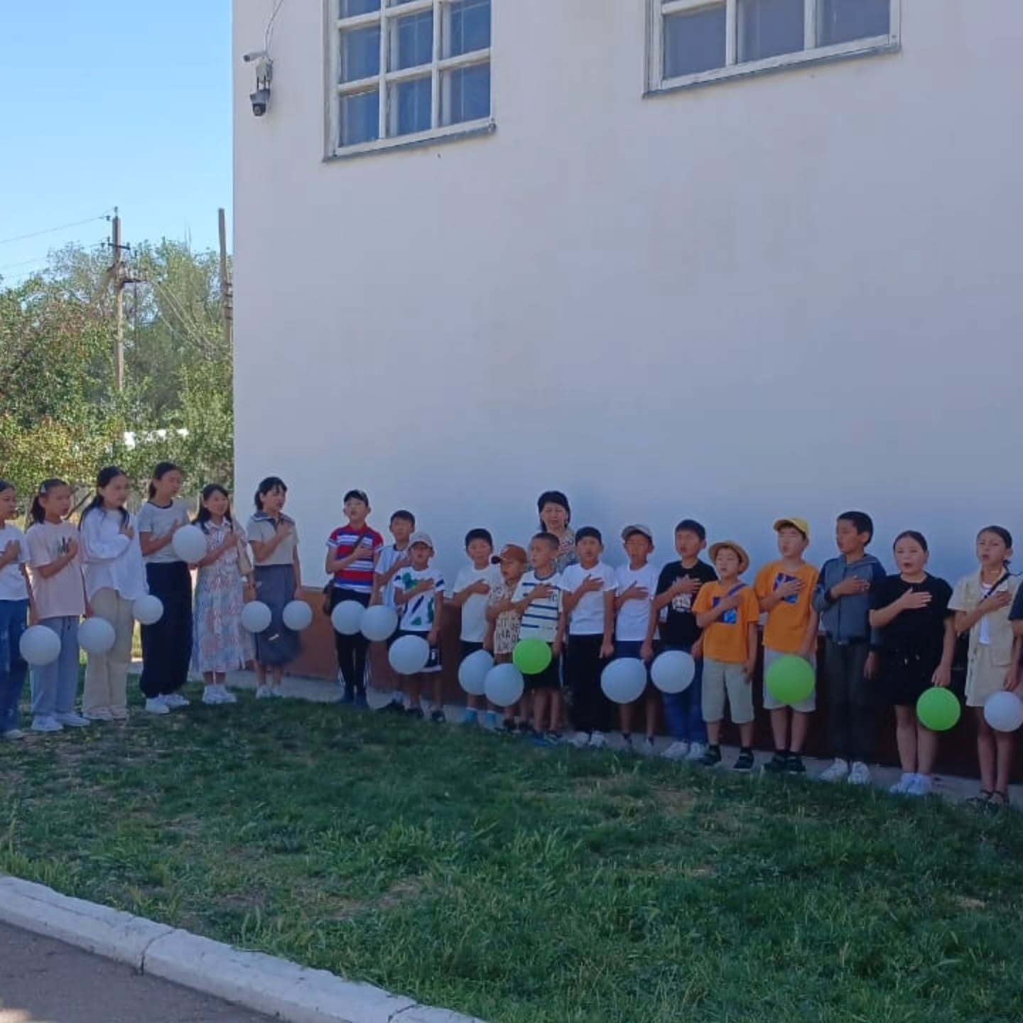 №22 жалпы орта білім беретін мектебінде 02.06.2025 жылы оқушылардың жазғы демалысын, бос уақытын тиімді пайдалану мақсатында, мектеп жанындағы “Айгөлек” жазғы лагерінің “Алтын балалық шақ” тақырыбында ашылу іс шарасы ұйымдастырылды. І