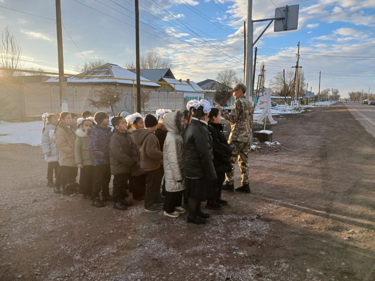 3-4 сынып оқушыларымен АӘД пәні мұғалімімен бірлесіп «Қыс мезгіліндегі жолда жүрудің қауіпсіздік ережелері» тақырыбында түсіндіру жұмысы жүргізілді.