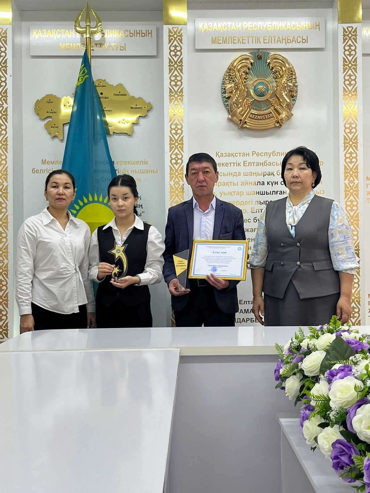 Қазақ тілі мен әдебиет пән мұғалімі Токтамуратов Алмат Ермекұлы және 9 сынып оқушысы Құрманби Жанайым марапатталды.