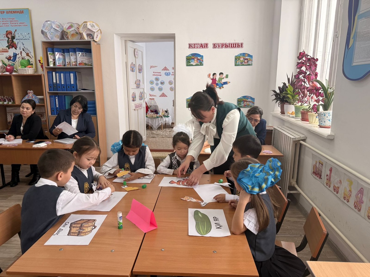 Бегалиева Ж.Б. ұйымдастыруымен мектепалды сынып тәрбиеленушілерімен ашық ҰОІӘ өткізілді. Бөлімі: Сауат ашу негіздері. Тақырыбы: “Ойнай отырып оқимыз”.